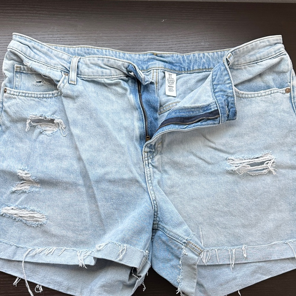 H&M High-Waisted Distressed Denim Shorts – Size 18